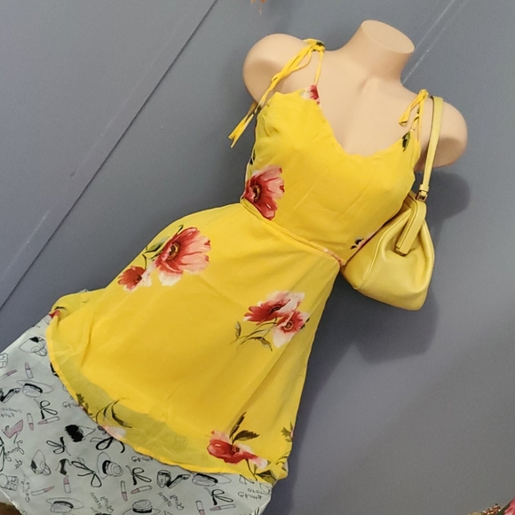 Dresses & Skirts - Stunning floral lined sundress